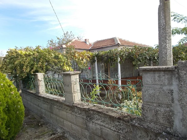 Casă complet mobilată cu grădină și garaje, la 26 km de Balcic