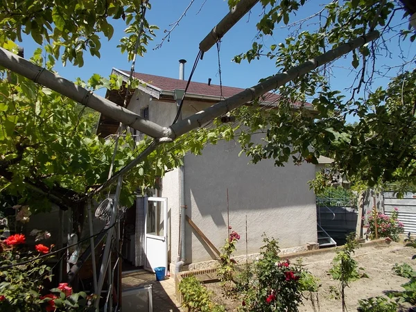 Vilă cu 2 etaje și teren de 500 mp în Balcic