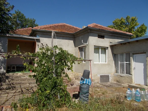 Casă mobilată cu teren de 1400 mp, la 8 km de Dobrici