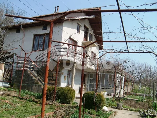 Casă spațioasă cu caracter și curte mare, în inima orașului Senovo